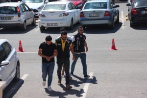 Turistlere uyuşturucu satan 2 ş&uuml;pheli tutuklandı
