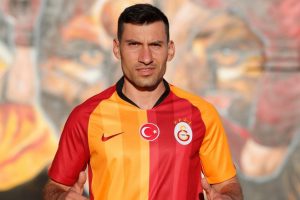 Şener &Ouml;zbayraklı: "&Ccedil;ok b&uuml;y&uuml;k bir camiaya geldim"