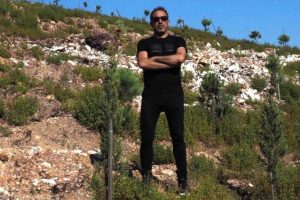Haluk Levent Ayvalık'ta diktiği ağa&ccedil;ları kontrol etti