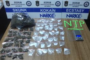 Eğlence mekanlarında uyuşturucu sattığı iddia edilen 2 kişi tutuklandı