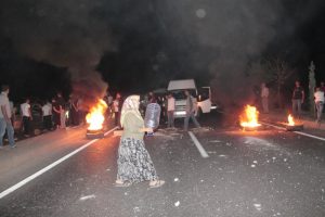 Suların akmadığını iddia ederek yolu trafiğe kapattılar