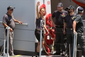 D&uuml;zensiz g&ouml;&ccedil;menleri kurtaran Alman gemi kaptanı serbest bırakıldı