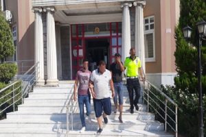 53 ka&ccedil;ak g&ouml;&ccedil;men ve 3 organizat&ouml;r yakalandı