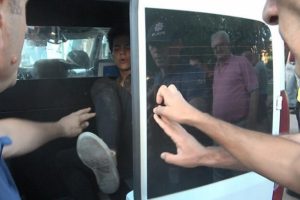 Kimliğini g&ouml;stermek istemeyen gen&ccedil; ortalığı birbirine kattı