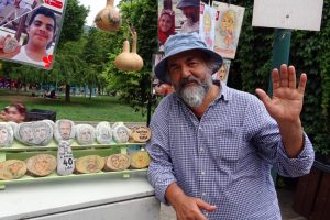 Bursa 49 yıldır aynı parkta farklı materyallere portre &ccedil;iziyor