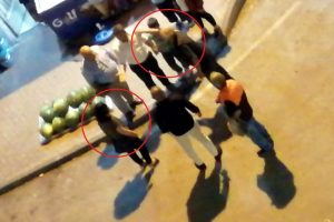 Şiddet g&ouml;ren kadını mahallelinin dikkati kurtardı