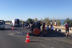 Minib&uuml;sle cip &ccedil;arpıştı: 8 turist yaralandı