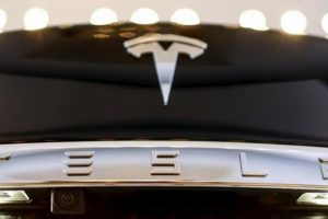 Tesla bir haftada &uuml;&ccedil; &uuml;st d&uuml;zey y&ouml;neticisini kaybetti
