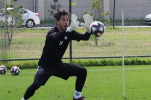 Altay'da kaleci Emre yol ayrımında