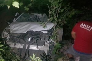Balayındaki &ccedil;ift otomobille u&ccedil;uruma yuvarlandı
