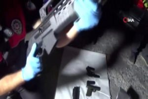 Durdurulan otomobilin bagajından cephanelik &ccedil;ıktı