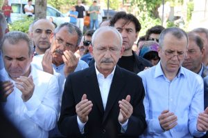 Kılı&ccedil;daroğlu D&uuml;zce'de cenaze t&ouml;renine katıldı
