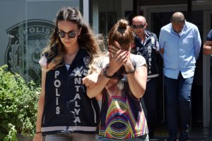 Tatil i&ccedil;in geldiler, hırsızlık yaparken yakalandılar