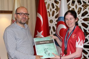 G&ouml;rme engelli para atlet &Ccedil;ırakoğlu'dan altın madalya