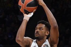 Barcelona, Cory Higgins'i transfer etti