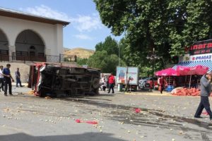Freni boşalan kamyonet ortalığı birbirine kattı