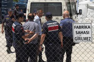 Akrabalar arasında bor&ccedil; kavgası: 2 &ouml;l&uuml;, 3 yaralı