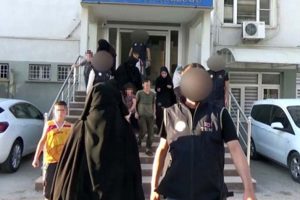 Kırmızı b&uuml;ltenle aranan DEAŞ'lı Fransızlar yakalandı