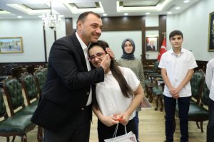 Vali Kaldırım, LGS birincileriyle bir araya geldi