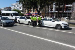 Kamyona &ccedil;arpmamak i&ccedil;in ani fren yapınca 4 ara&ccedil; birbirine girdi