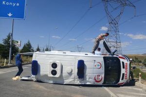 Otomobil ile ambulans &ccedil;arpıştı: 4 yaralı