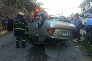 Ehliyetsiz s&uuml;r&uuml;c&uuml;n&uuml;n kullandığı otomobil istinat duvarından u&ccedil;tu: 2 yaralı