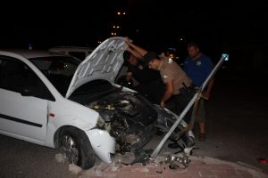 "Dur" ihtarına uymayan s&uuml;r&uuml;c&uuml; kaza yaptı