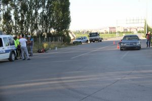 Otomobilin &ccedil;arptığı elektrikli bisikletin s&uuml;r&uuml;c&uuml;s&uuml; &ouml;ld&uuml;