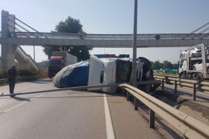 Bursa'da ay &ccedil;ekirdeği y&uuml;kl&uuml; TIR devrildi, kara yolu trafiğe kapandı