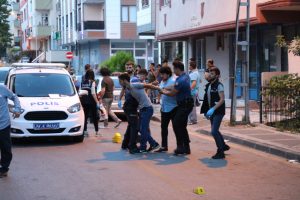 Komşuların kavgası sokağı savaş alanına &ccedil;evirdi