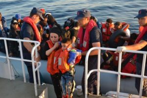 Dikili ve Fo&ccedil;a'da 153 ka&ccedil;ak g&ouml;&ccedil;men yakalandı