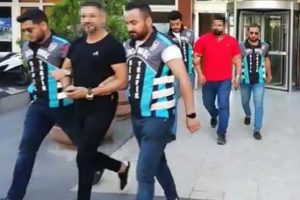 L&uuml;ks otomobille ter&ouml;r estiren maganda şarkıcı &ccedil;ıktı