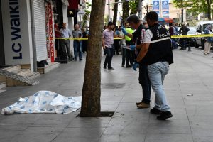 Eşinin amcası tarafından sokak ortasında &ouml;ld&uuml;r&uuml;ld&uuml;