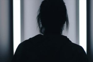Cinsiyet değiştirip kadın olduğu ilk g&uuml;n &uuml;&ccedil; kişinin tecav&uuml;z&uuml;ne uğradı