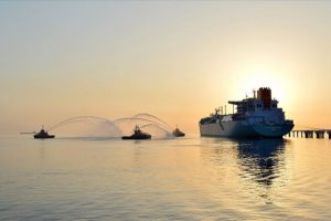 Yeni y&uuml;zer doğal gaz terminali İzmir'e demirleyecek