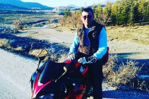 Motosikletle hafif ticari ara&ccedil; &ccedil;arpıştı: 1 &ouml;l&uuml;, 1 yaralı