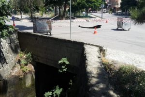 K&ouml;pr&uuml;n&uuml;n beton kaplaması &ccedil;&ouml;kt&uuml;