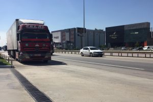 Bursa'da tır, sıkıştırdığı otomobili metrelerce s&uuml;r&uuml;kledi