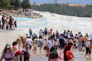 Pamukkale'yi 6 ayda 1 milyon kişi gezdi
