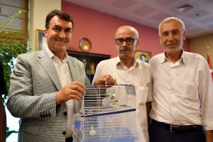 Bursa Kuş Pazarı esnafından D&uuml;ndar'a kanarya