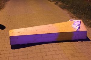Sokağın ortasındaki tabut korkuttu