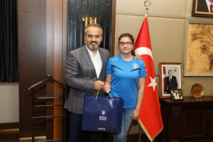 Bursa B&uuml;y&uuml;kşehir Belediye Başkanı Aktaş, LGS'de 500 tam puan alan &Ccedil;ağla'yı ağırladı