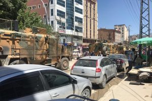 Y&uuml;ksekova'dan sınıra askeri sevkıyat