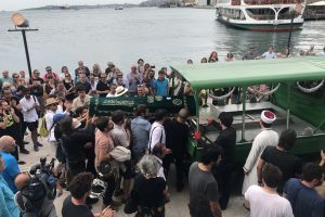 K&uuml;&ccedil;&uuml;k İskender alkışlarla son yolculuğuna uğurlandı