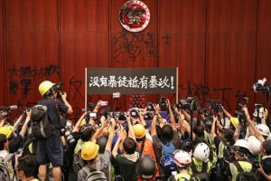 Hong Konglu g&ouml;stericiler &ccedil;aresiz kaldıklarını savunuyor