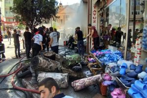 Halı mağazası alevlere teslim oldu