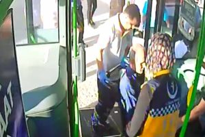 Bursa'da otob&uuml;s s&uuml;r&uuml;c&uuml;s&uuml;, fenalaşan adamı hastaneye g&ouml;t&uuml;rd&uuml;