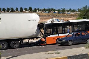 TIR'a &ccedil;arpan belediye otob&uuml;s&uuml;n&uuml;n şof&ouml;r&uuml; yaralandı
