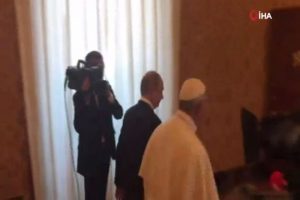 Putin, Papa Francis ile g&ouml;r&uuml;şt&uuml;
