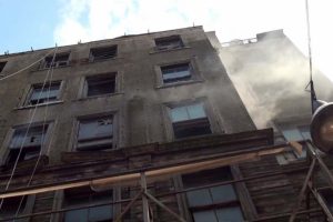 Yanan binadan yere d&uuml;şen cam par&ccedil;aları paniğe neden oldu